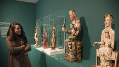 La muestra exhibe esculturas, telas, partituras o piezas de orfebrería.