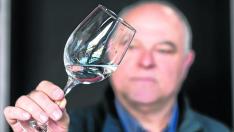 Carlos Orgaz, en la fase visual de la cata de agua, Asociación de Maitres y Barmans de Aragón.