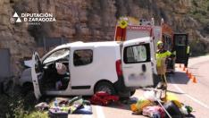 Estado en el que ha quedado la furgoneta accidentada en la N-211 a la altura de Mequinenza.