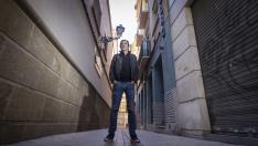 Nacho Royo posa en una de las calles de su Zaragoza natal