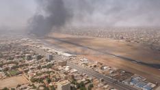 Humo tras combates registrados en la ciudad de Khartoum