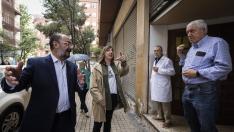 Javier Lambán y Lola Ranera, en el barrio de Las Fuentes (Zaragoza)