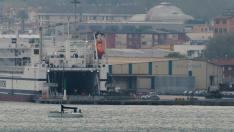 Los tanques Leopard son embarcados en el puerto de Santander, desde donde ya viajan hacia Ucrania.
