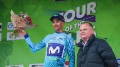Samitier recibe el premio del ganador de la montaña en el Tour de los Alpes.