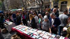 Ambiente en Las Ramblas en Barcelona durante la Diada de Sant Jordi y la celebración del Día del Libro este domingo.
