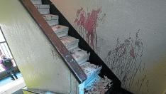 Estado en el que quedó la escalera donde el homicida acuchilló a la víctima