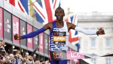 El atleta keniano Kelvin Kiptum gana el Maratón de Londres con la segunda mejor marca de la historia, 2h01:25