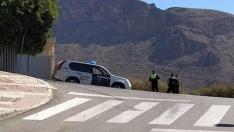Guardia Civil vigila la entrada de la urbanización de Aguadulce, en Roquetas de Mar (Almería), donde se ha atrincherado un hombre.