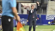 Cuco Ziganda da instrucciones a sus jugadores durante el empate con el Tenerife del lunes.
