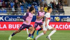 Juan Carlos, perseguido por dos rivales durante el partido contra el Tenerife.