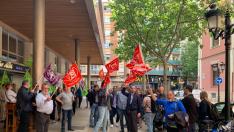 Protesta en el SAMA donde se reúnen patronal y sindicatos del transporte de viajeros en la provincia de Zaragoza.