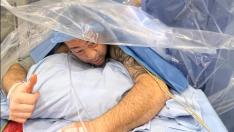 La novedosa técnica permite interaccionar al paciente, que permanece despierto, con el cirujano que puede controlar que no se produce daño durante la intervención