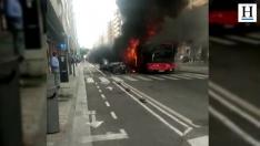 El vehículo, al parecer de la línea 24, ha estallado en llamas en la intersección entre Zaragoza la Vieja y Tenor Fleta.