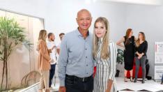 Hissam Hussein Dehaini y la menor con la que ha contraido matrimonio, en una imagen difundida en redes sociales.