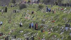 Ucranianos visitan un cementerio