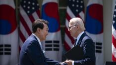 El presidente de los Estados Unidos, Joe Biden, y el presidente de Corea del Sur, Yoon, dan una conferencia de prensa