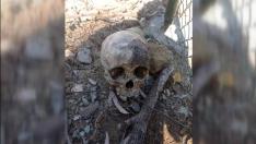 La Guardia Civil investiga en la localidad malagueña de Benahavís el hallazgo de una maleta con restos óseos de una mujer, de entre 25 y 35 años, y discos de una sierra radial.