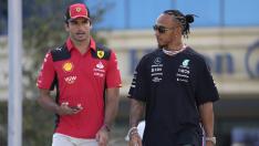 Carlos Sainz y Lewis Hamilton pasan por el circuito de Azerbaiyán