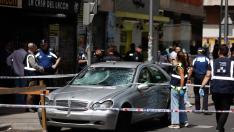 Una agente de la policía nacional toma fotografías del coche con el que han sido atropelladas varias personas, en el Paseo de Extremadura, a 27 de abril de 2023, en Madrid, (España).