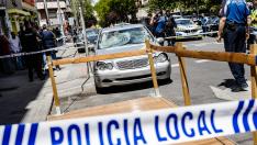 Agentes de la policía nacional custodian el coche con el que han sido atropelladas varias personas en Madrid.