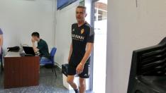Fran Escribá entra en la sala de prensa de la Ciudad Deportiva del Real Zaragoza este viernes.