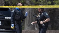 Agentes de policía de Texas (EEUU) en el lugar del homicidio en el que un hombre ha matado a tiros a cinco personas.