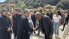 Barack Obama saluda al padre Manel Gasch i Hurios, abad de Montserrat.