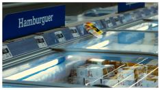 Sección de congelados en un supermercado