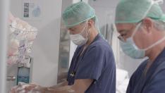 El doctor Lanzón a la izquierda, momentos previos a una operación.