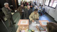 Gente votando en las elecciones autonómicas y municipales de 2019 en Zaragoza.