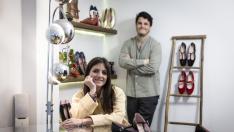 Soraia Ejea y Gonzalo Bailo, con algunos de los modelos de su firma EsCoolers.