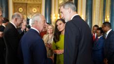 Carlos III habla con los reyes Felipe VI y Letizia