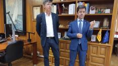 El alcalde de Huesca, Luis Felipe, a la derecha, junto al concejal de Personal, Fernando Laborda, en su comparecencia para valorar la primera huelga de la historia en el Ayuntamiento de Huesca.