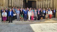 Fotografía de familia de los matrimonios homenajeados y autoridades frente a la catedral de Huesca.