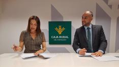 Mercedes Royo Tomás y Sergio Lozano durante la firma del convenio