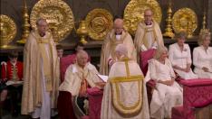 El rey Carlos III realiza su juramento ante la biblia y el arzobispo de Canterbury