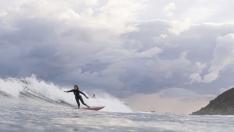 La zaragozana Leire Gascón, haciendo surf en Zarauz