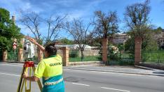 Un operario de la empresa adjudicataria, junto al solar donde se construirá el museo.