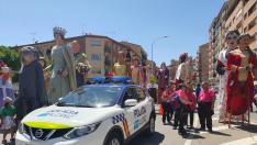 Un vehículo de la Policía Local de Alcañiz, al inicio del desfile.