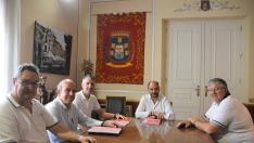 Reunión de la U.D. Barbastro, la RFEF y el alcalde en el Ayuntamiento de Barbastro