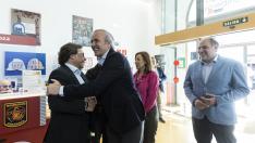 Raúl Sanllehí y Jorge Azcón se saludan ante los ediles Natalia Chueca y Alfonso Mendoza, ayer en el Museo del Fuego.