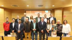 Foto de familia de todos los representantes institucionales y directivos de la Vuelta Ciclista a España en el salón de actos de la sede Comarcal de Gúdar-Javalambre.