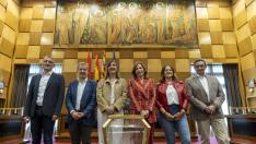 Fernando Rivarés, Daniel Pérez Calvo, Lola Ranera, Natalia Chueca, Elena Tomás y Julio Calvo, ayer en el salón de plenos del Ayuntamiento.