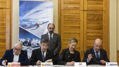 Firma del acuerdo entre la DGA, la Diputación, Formigal y Astún el 14 de febrero del 2023.