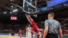 Tryggvi Hlinason, pívot del Casademont Zaragoza, machaca e aro del Manresa en el partido del pasado 26 de abril.