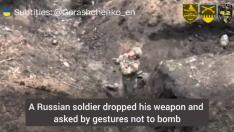 Un soldado ruso se rinde ante un dron ucraniano y es atacado por sus compañeros