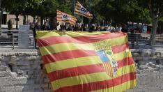 Los candidatos de CHA, junto a otros miembros del partido, con la bandera de Aragón en el Balcón de San Lázaro.