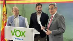 Los candidatos de VOX Alejandro Nolasco y Santiago Morón, a las Cortes de Aragón; y Julio Calvo, al Ayuntamiento de Zaragoza.