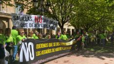 Protesta de los vecinos de Salillas y Huesca este viernes en la plaza Cervantes.