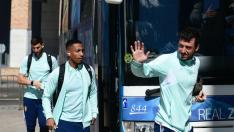 Cristian Álvarez saluda a los aficionados, junto con Jairo Quinteros, tras bajar del autobús del Real Zaragoza